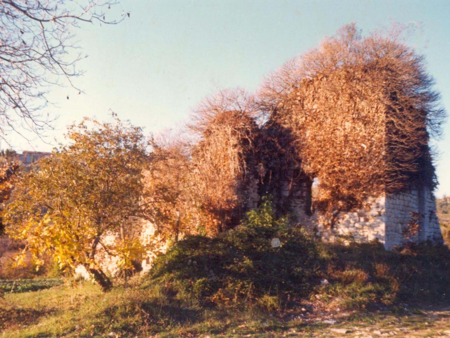 Foto anni '80 dei ruderi dell'abazia di Acqualta